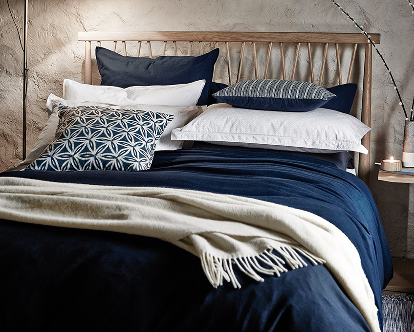 Ukoliko je enterijer spavaće sobe potpuno neutralan, možete ga oživeti i oplemeniti sa efektnim bojama posteljine.