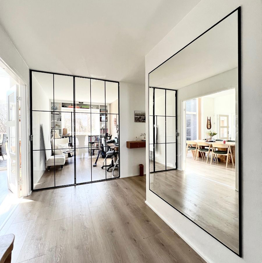 Crni metalni ram za ogledala obečlčežio je savremeni industrijski dizajn