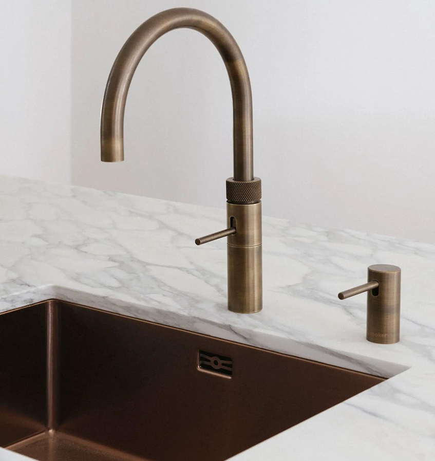 bronzana baterija u kuhinji