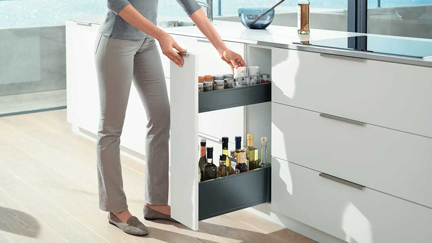Organizacija kuhinje uz elemente na izvlačenje u donjim elementima