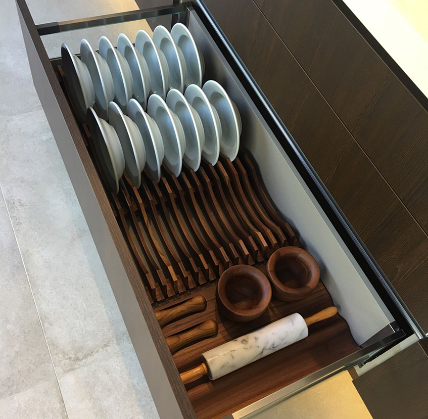 Organizacija kuhinje za smeštaj tanjira