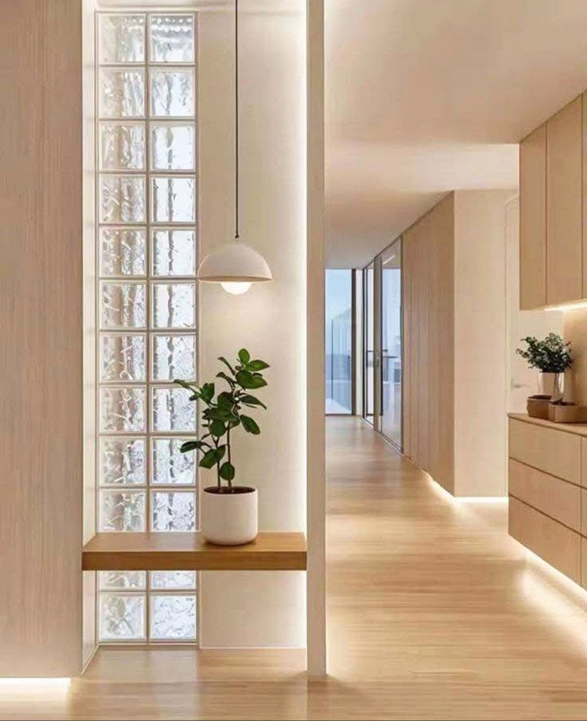 Staklene prizme u hodniku kao detalj u enterijeru