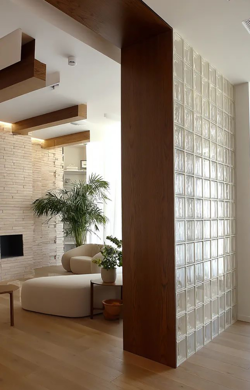 Staklene prizme u enterijeru se koriste kao pregradni zidovi 