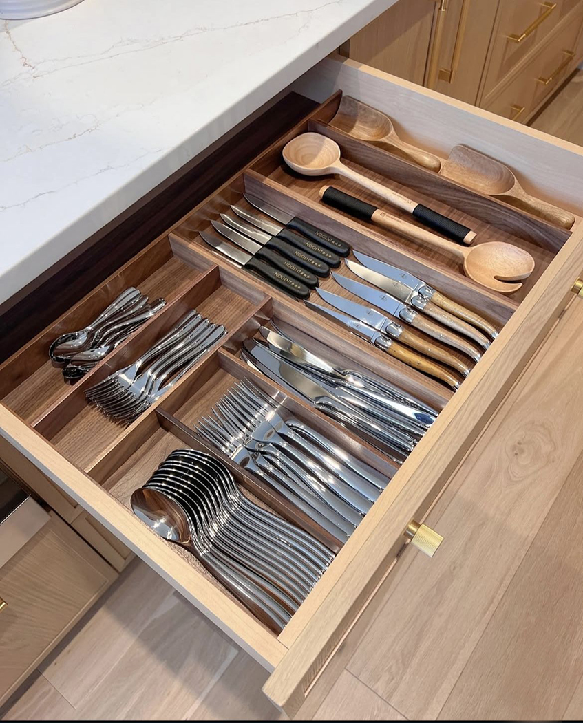 Organizacija fioke uz pomoć uložaka za escajg i pribor