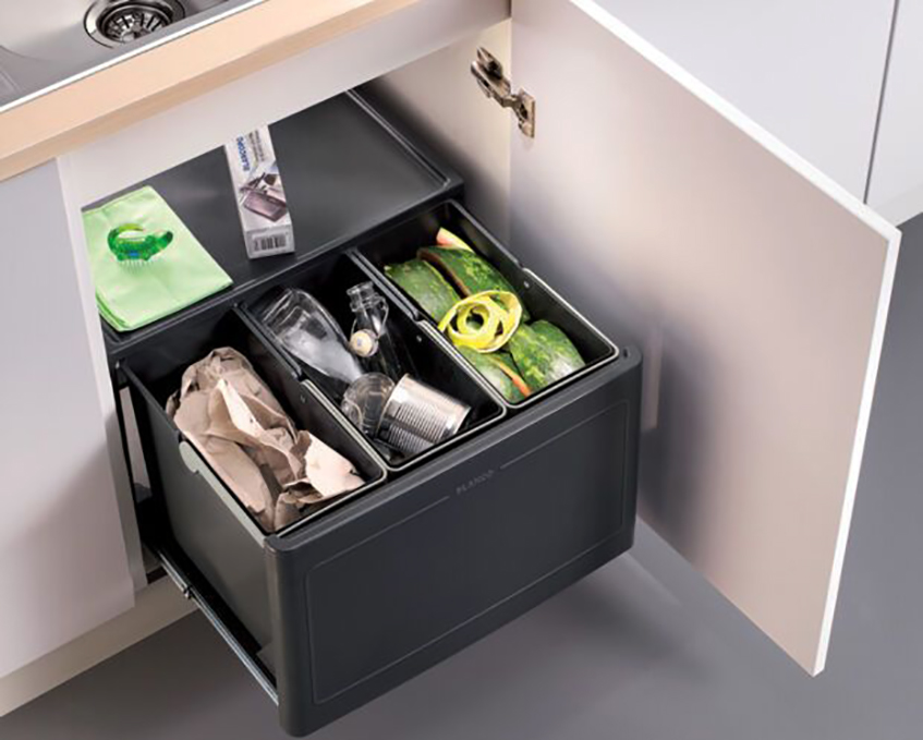 Kanta u elementu sa klasičnim otvaranje vrata sa šarkama