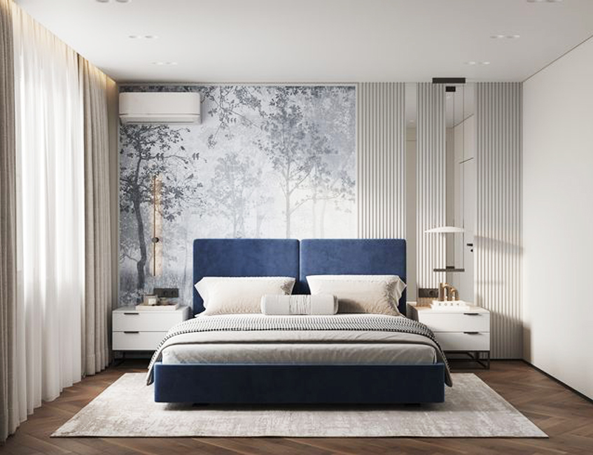 Enterijer spavaće sobe je urađen usvetlim tonovima sa detaljima u plavoj i tapetama.